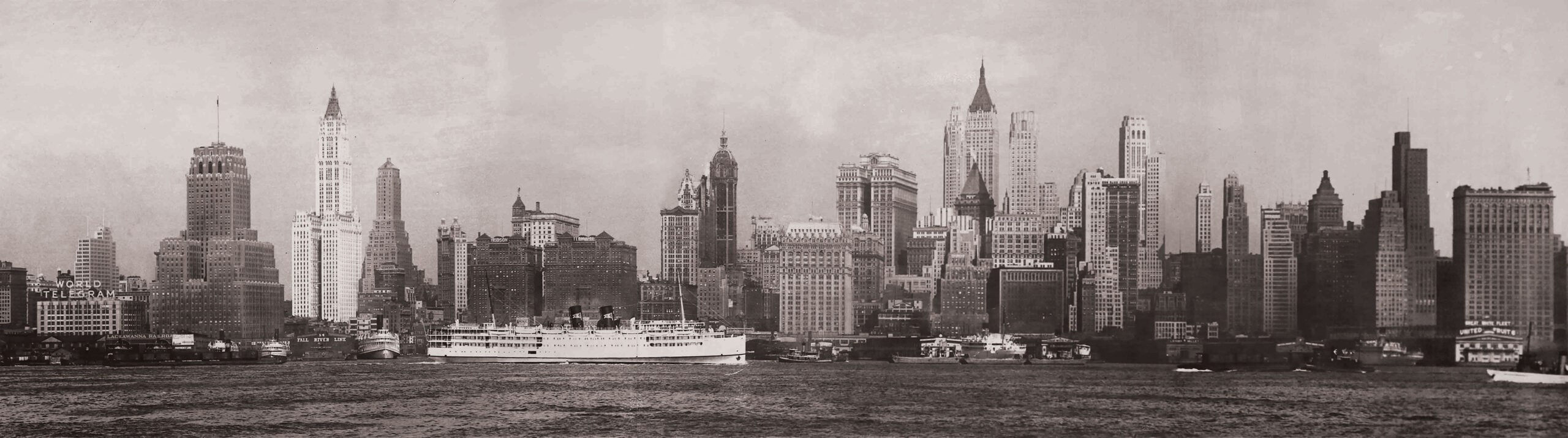 Top: Lower Manhattan from Jersey City, 1932. Irving Underhill. Courtesy of the Woolworth Building.
Below: Lower Manhattan from Brooklyn, ,1931. Iring Underhill, Library of Congress.