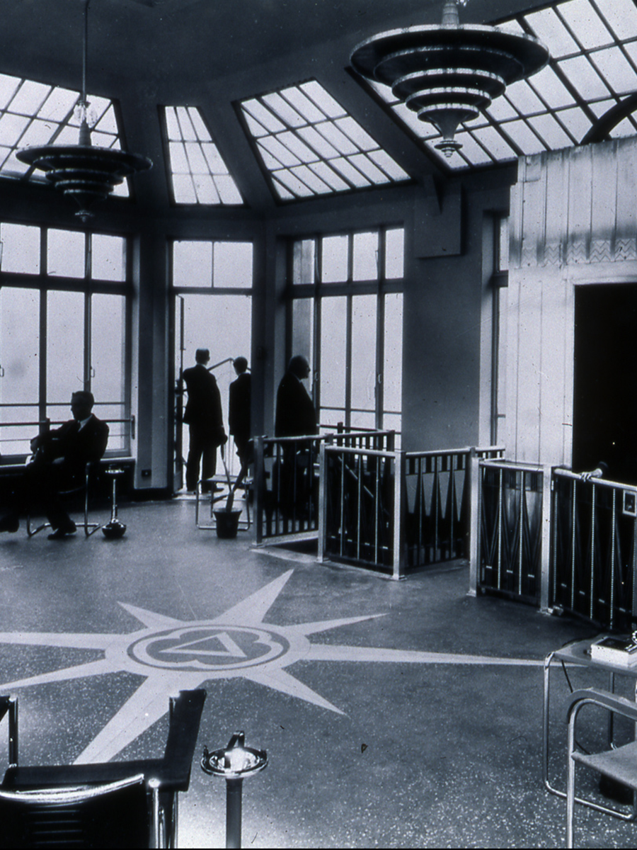 Cities Service Observation Gallery
Room, from Edwin C. Hill, 60 Wall Tower (1932) Collection of
The Skyscraper Museum.