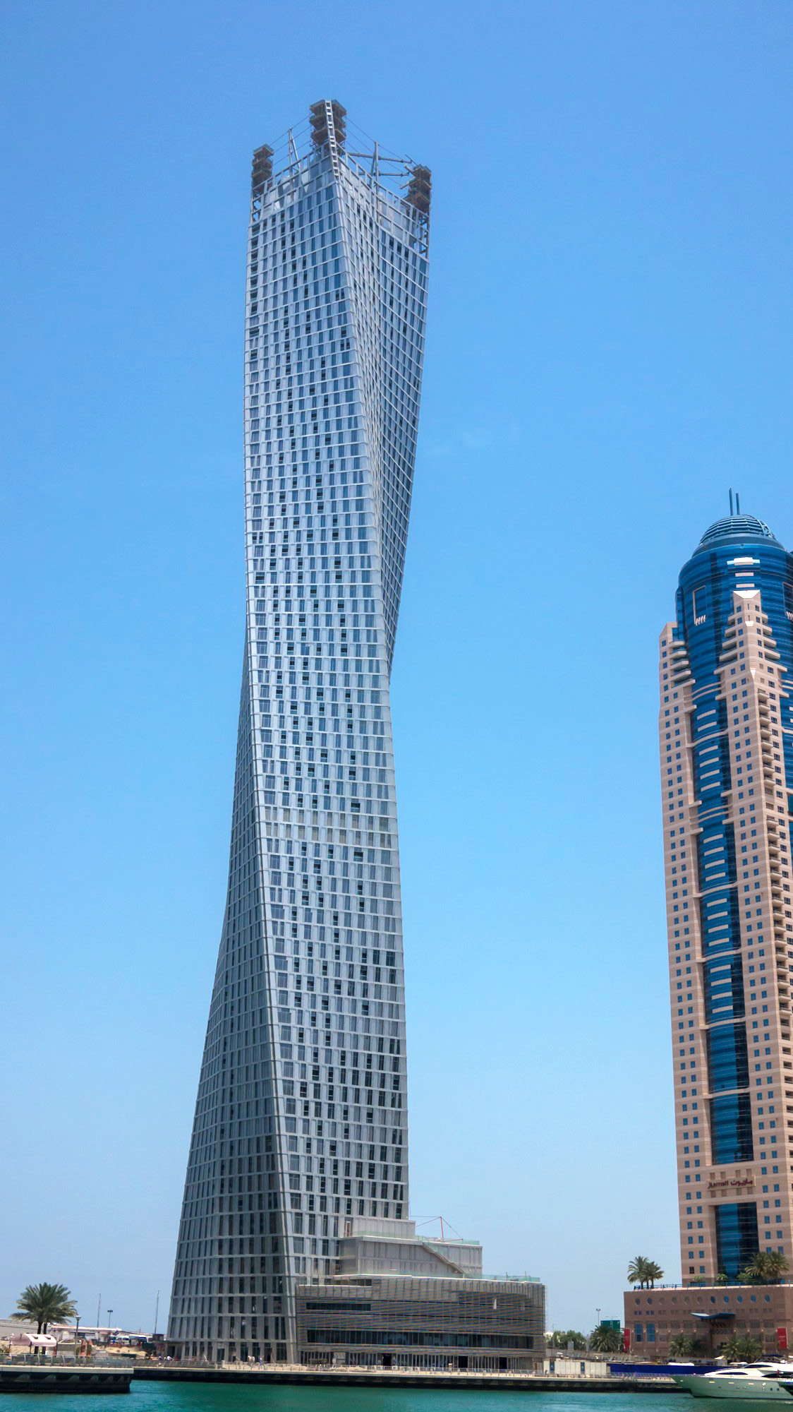 В каком доме 100 этажей. 100 Этажный небоскреб в Москве. Огромное здание. Длинные здания. Самый высокий дом.