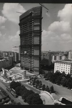 Black and white photo of the Pirelli Tower under construction