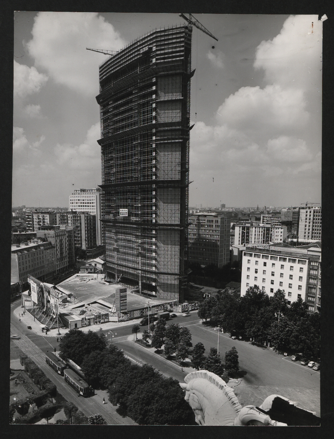 Black and white photo of the Pirelli Tower under construction