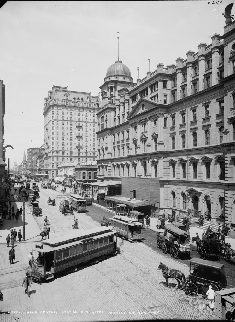 GCT depot c 1900 No Holy Trin but low shops. Hotel Manh, then to W Pres LoC 4a07322a